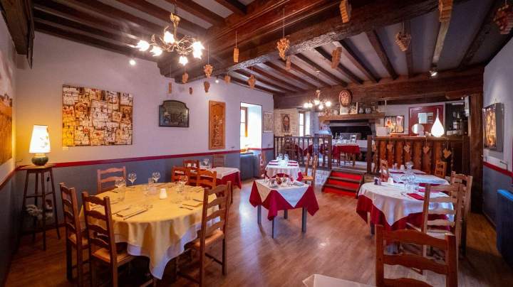 Well-set table Chambolle-Musigny