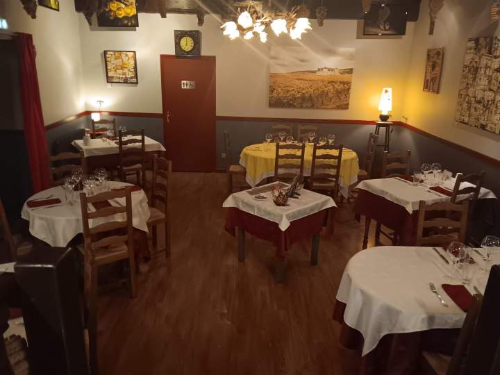 Table restaurant et couvert bien présenté Chambolle-Musilly